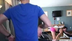 Oynat Sofie marie spor salonundaki adamla tanışıyor ve onun horozunu çalıştırıyor