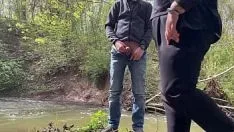चलाएँ झील के किनारे एक खूबसूरत गांड वाला सेक्सी कामुक मोटा अजनबी मेरे लंड को झटका दे रहा है