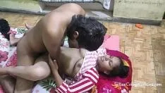 Jouer Une vraie fille indienne se fait tirer une énorme charge sur ses seins naturels