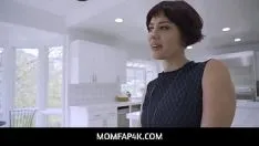 播放 Momfap4k - 饥渴的继母杰西卡·瑞安为她的继子弹出她的阴部