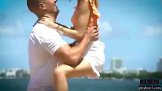 Riproduci Una piccola ragazzina ha avuto un appuntamento perfetto per san valentino con un grosso cazzo che la sbatteva