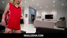再生 Smallsis4k - 小柄なブロンドのクレア・ルースがピンク色のジューシーな陰部を巨大なコックでこすります