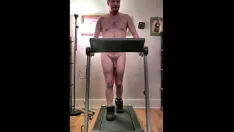 Riproduci Brian l'esibizionista nudista, allenamento sexy sul tapis roulant, poi masturbazione e butt plug