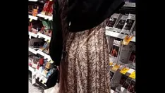 Reproduzir Um dia ameno de verão é o momento perfeito para godivathelovedoll passear pela cidade com um vestido leve e calcinha de renda sem costas?