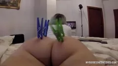 播放 POV 屁股玩耍和用衣夹打屁股完美的欧洲屁股