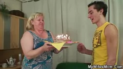 Reproducir Atrapada con las manos en la masa: el encuentro prohibido de una rubia con una enorme suegra BBW