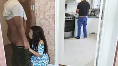 Oynat Kardeşimin Karısı O İzlerken Yanında Sikilmeyi Seviyor