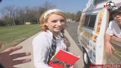 Afspelen Magere tienerblonde wordt opgepikt voor een wilde autoseksrit