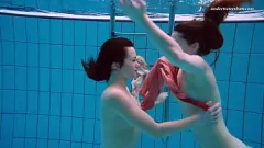 再生 焼けるように熱い水中レズビアンプールパーティー: チェコ人の継母とロシア人のレズビアン