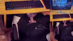 Afspelen Tienergamermeisje zuigt de grote lul van vriend terwijl hij Dota 2 speelt
