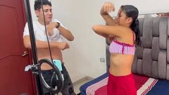 Redare Mama mea vitregă disperată are nevoie de confort: o întâlnire interrasală anală și creampie