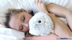 Oynat Hollie Mack, Minik Kıçı ve Oyuncak Sevgisiyle Genç Porno Yıldızı