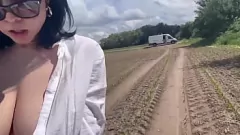 播放 巨乳摩洛伊斯兰解放阵线 Shione Cooper 穿着内衣炫耀曲线，在车里自慰以获得强烈高潮
