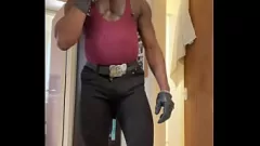 Odtwórz British Black Daddy w seksownym solo fetyszowym z butami i rękawiczkami