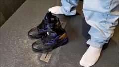 Jouer Drench et sperme sur les pieds vêtus de jean dans une sneaker bukkake