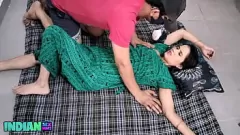 再生 デジポルノ：ホットインドの妻カーンババが彼女の美しい猫を掘削する