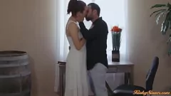 चलाएँ Stepdad अपने सींग की सौतेली बेटी के छोटे स्तन और बालों वाली चूत का विरोध नहीं कर सकता