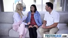 播放 与丰满的摩洛伊斯兰解放阵线和青少年兄弟姐妹一起蒸三人组