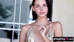 Putar SKINNY BRUNETTE BEY LILIT ARIEL Mengekspos payudaranya yang kecil dan vagina yang dicukur