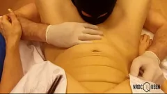 Abspielen Freche Krankenschwester in Latexhandschuhen wird fingert und zum Orgasmus POV geleckt