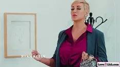 Redare Milful blond Bosomy lucrează cu o treadgirl diminuată care își dă seama de pisica ei