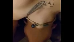 Oynat Esmer genç boğaz becerdin alır ve bir dağınık cumshot alır