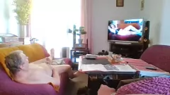 চালান 2020 থেকে 2021 সাল পর্যন্ত নিজের ঘরে তৈরি পর্নো ভিডিওগুলিতে আন্দ্রেয়াসের ঝাঁকুনি দেখুন