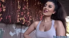 再生 緑色の目をした曲線美のブルネットの美女が公共の場でナンパされ、ワイルドなアウトドアセックスアドベンチャーを繰り広げる