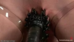 再生 金属器具で拘束された金髪奴隷がダンジョンBDSMシーンで荒々しい鞭打ちを受ける