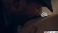 চালান অস্বস্তিকর শিশুটি তার লোক দ্বারা পরাজিত এবং চোদাচুদি করে