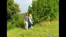 Oynat Güzel ergen kız eski yarak tarafından sert bir şekilde düz traşlı amcık alır