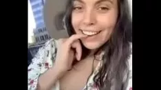 再生 車のミニスカートの境界線で彼女のお尻をリブするミッシー