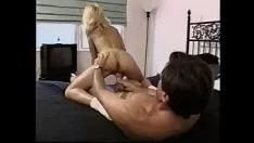 تشغيل يجب على ميلا الشقية الشقراء أن تشرح عميدها لماذا رآها شباب من فرات تأتي على زجاج النافذة لتفجير بوليكس لها لترى نظارات باخرة